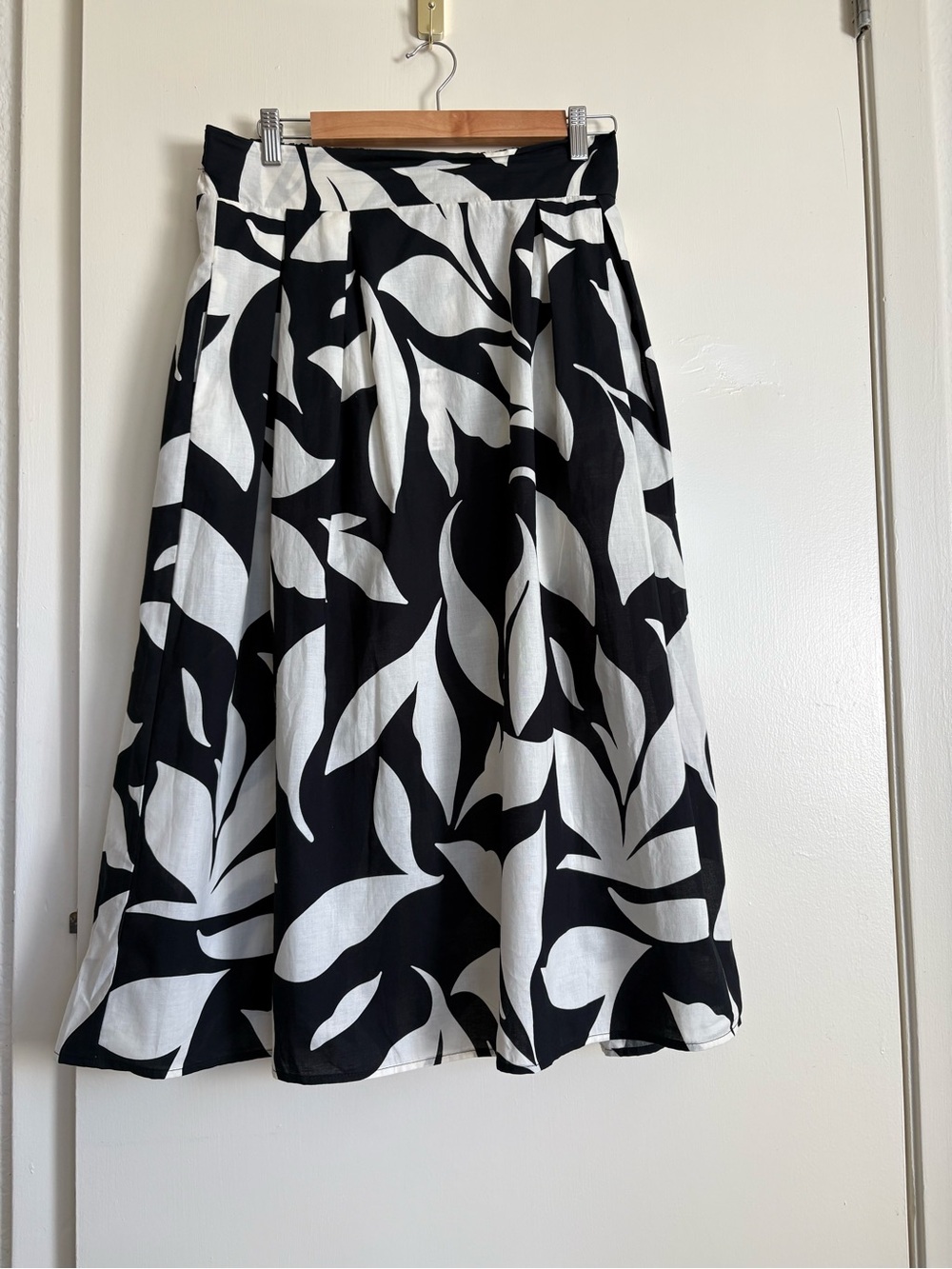 Tahari Black and White Bold Floral A-Line Skirt Size L